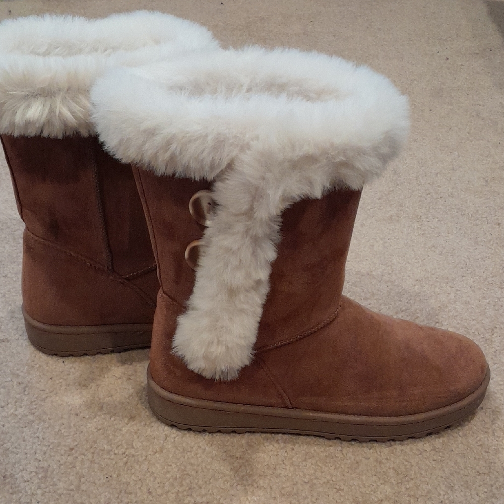 SO Girls Size 6 (big Girls) Lovely Boots With Furry Lining.